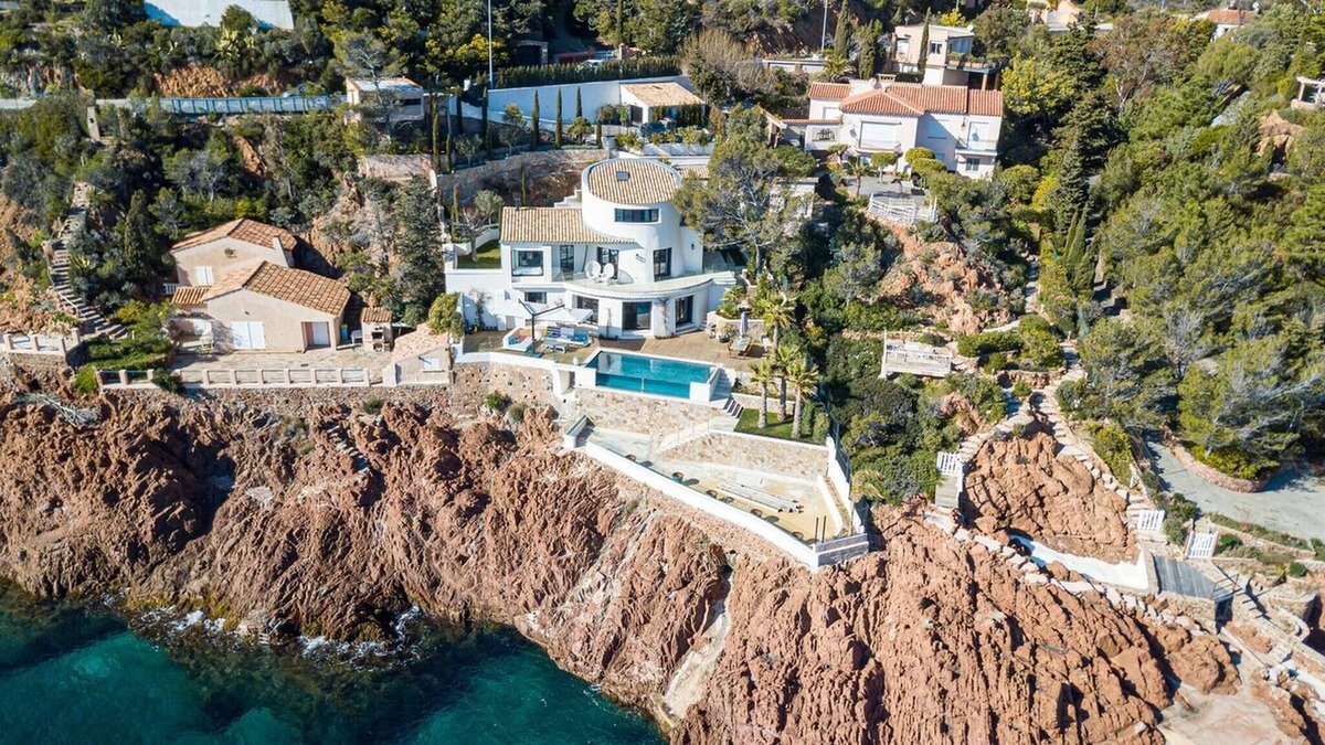 Antheor Villa | Beautiful 4 Bedrooms Villa With Pool And Garden - Waterfont
