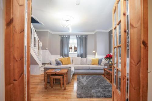 Gilmerton House | Beautiful 4 Bedroom Cottage - Free Parking