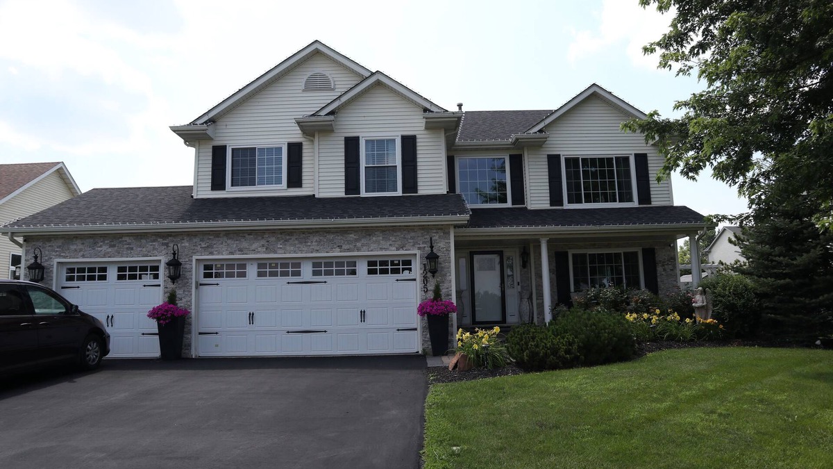 Belvidere House | Beautiful 4-bedroom house with 3 Seasons Room & Large Backyard in Belvidere