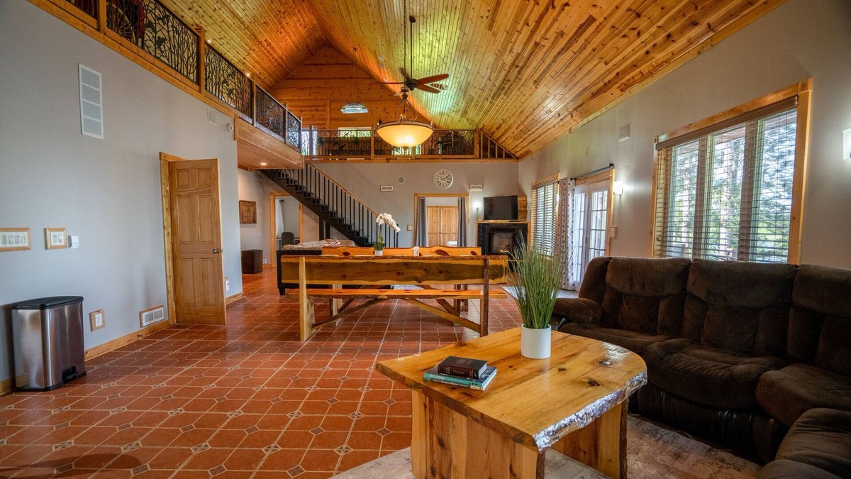 Backus Cabin | Beautiful 4-bedroom Lakefront cabin on Portage Chain of lakes in Backus