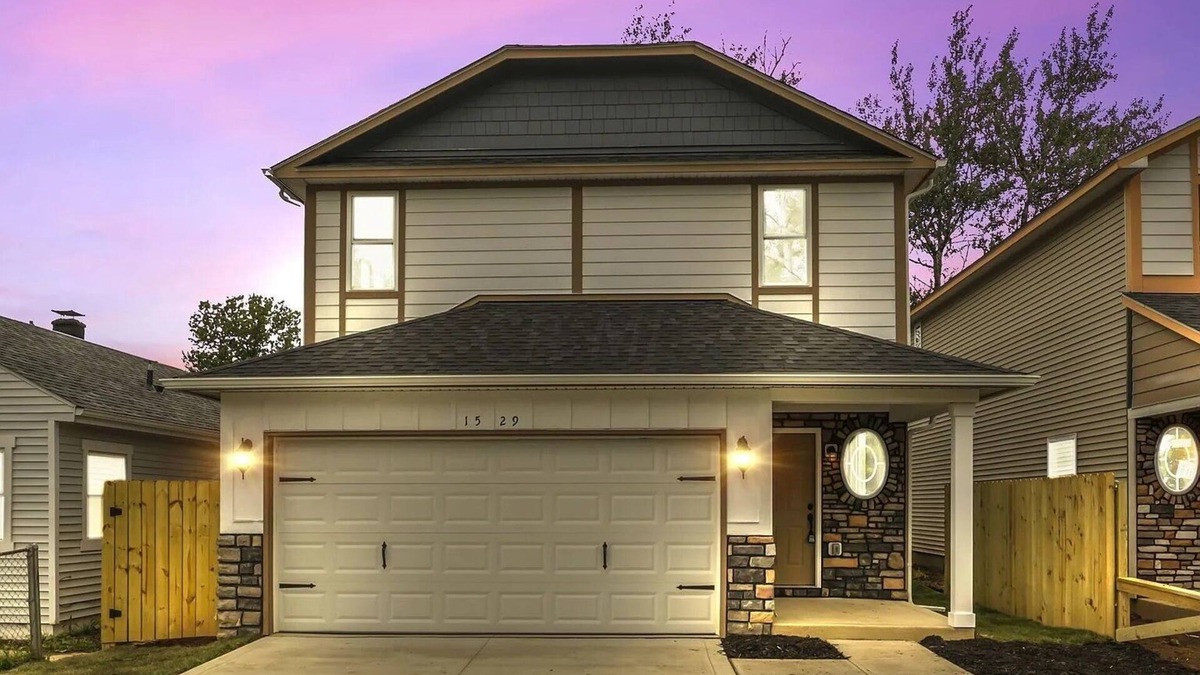 Columbus House | Beautiful 4 Bedroom Vacation Home in Columbus Ohio with Garage Parking