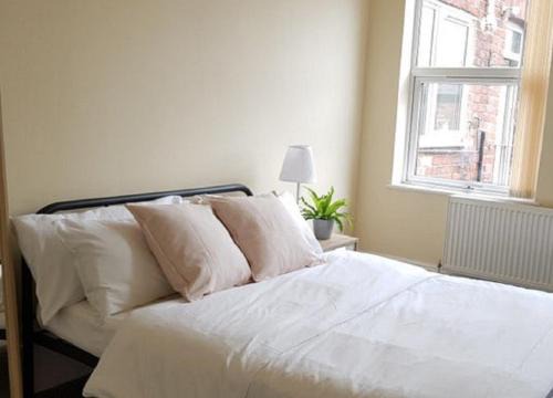 Offerton Apartment | Beautiful 4 bedroom Victorian Apartment Sleeps 7 STOCKPORT