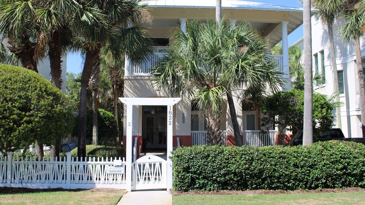 Emerald Waters Village House | Beautiful 4-br 3 king beds, 20 seconds to beach, community pool