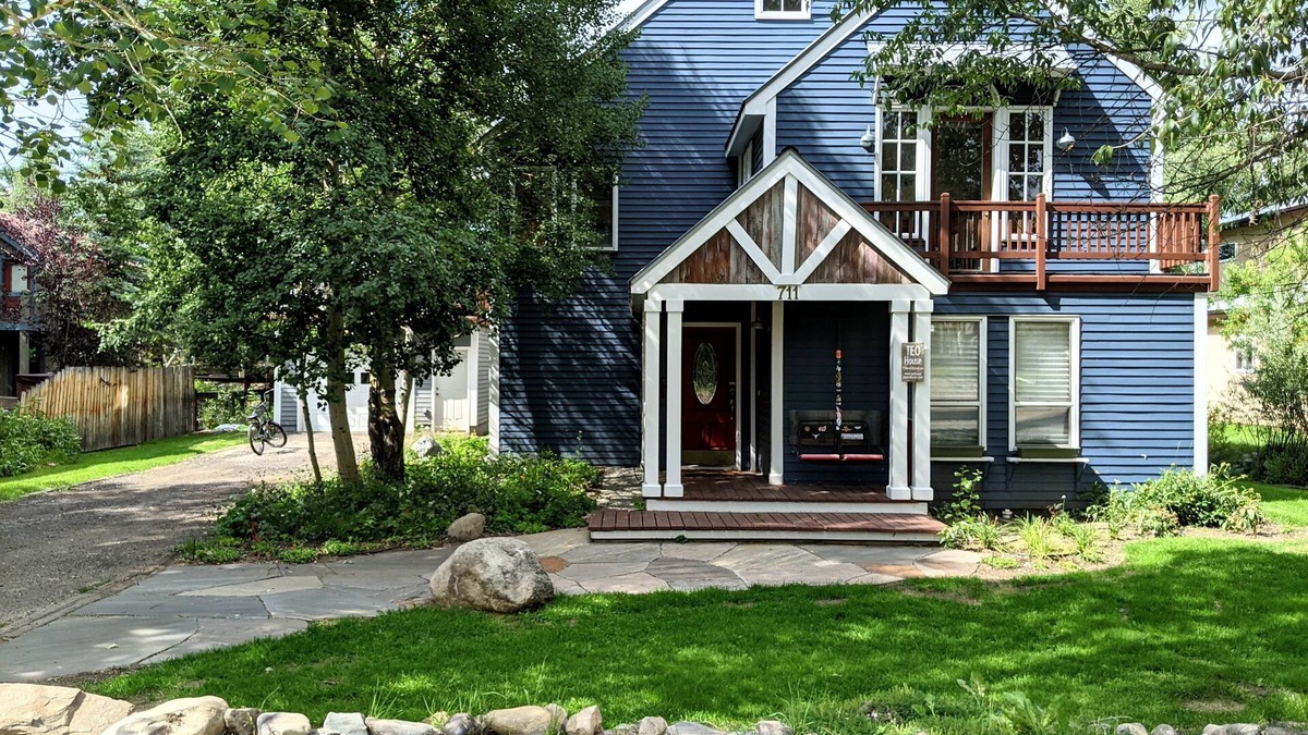 Crested Butte House | Beautiful 4 br/3 ba with huge yard & 2 living areas