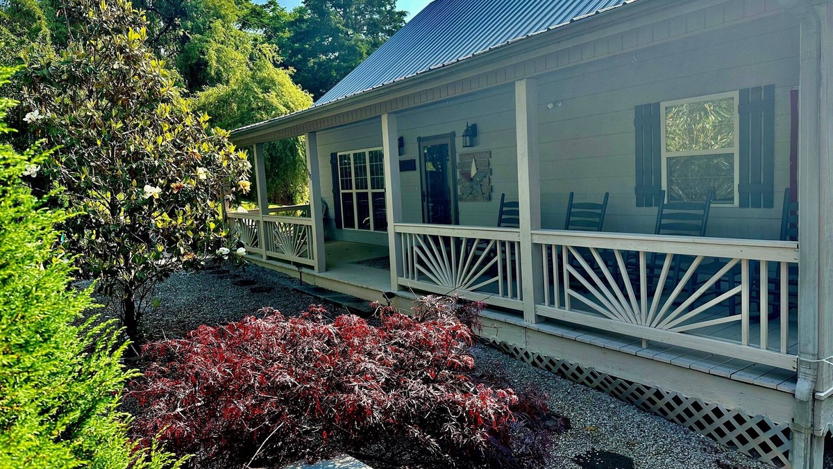 Byrdstown Cabin | Beautiful 4 BR Retreat 3 miles from Eagle Cove and Star Point Marinas on DHL