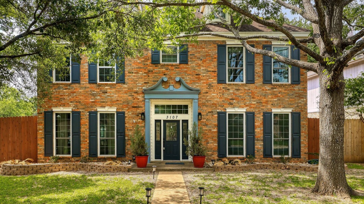 Shady Hollow House | Beautiful 4bdr with pool in South Austin