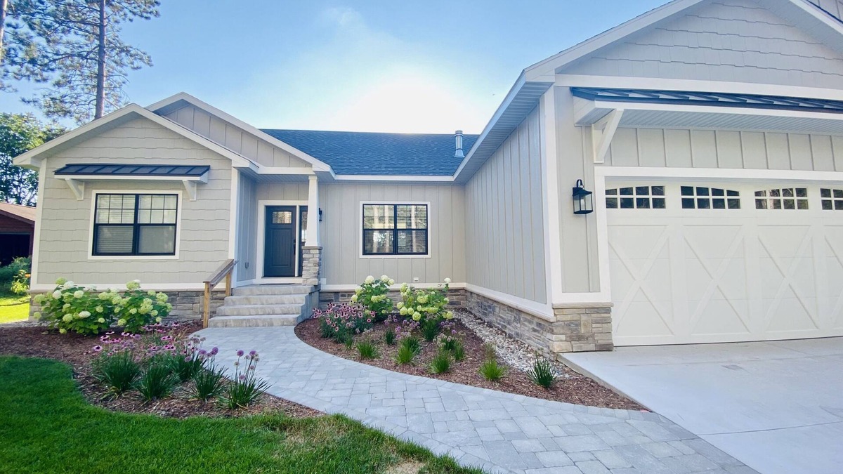 Thompsonville House | Beautiful 4bdrm home in Crystal Mountain Resort with private hot tub