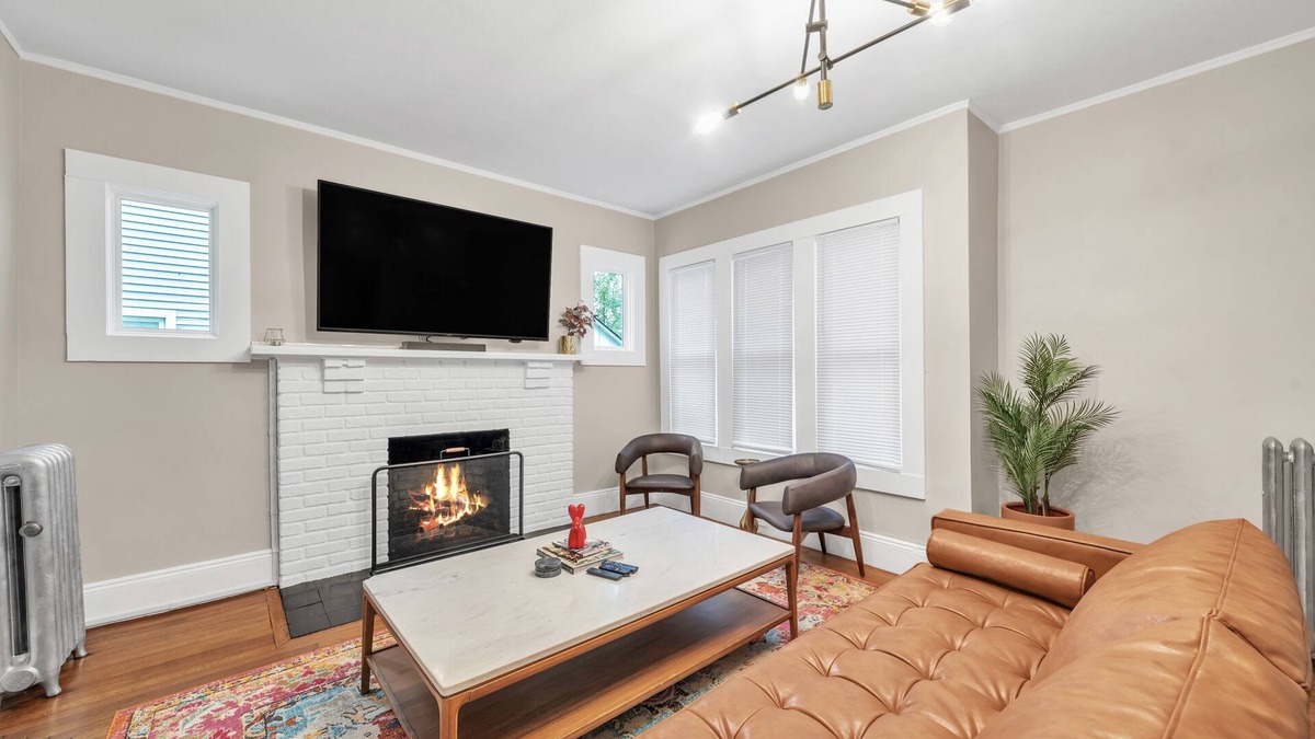 Springfield House | Beautiful 4BR 2 Bathroom House with Parking