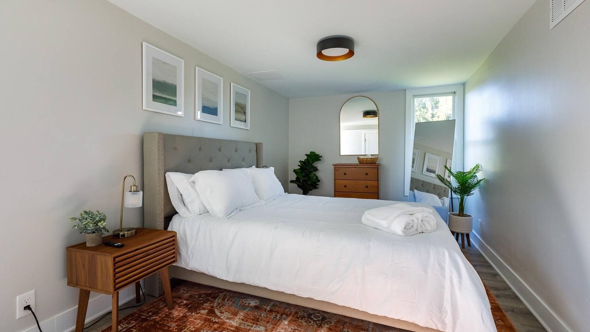 Salem House | Beautiful 4BR/3BA Farmhouse Escape W/Jacuzzi!