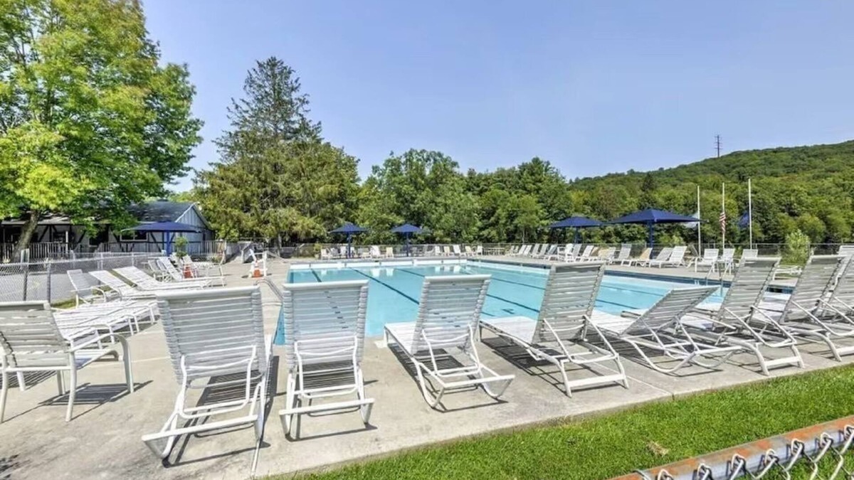 Bushkill House | Beautiful 4BR House 2 & half baths W Game room/Wifi & Fireplace