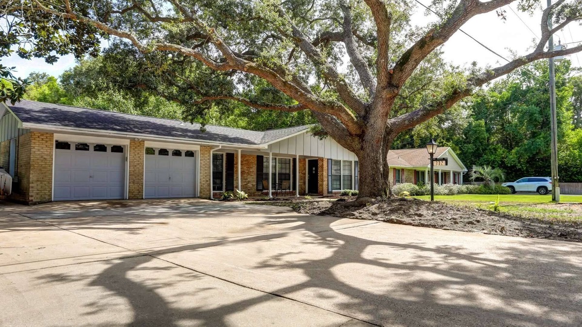 Fort Walton Beach House | Beautiful 4BR Home in FWB | Fenced Yard | Pet Friendly | 10 Minutes to Okaloosa Island & Beaches