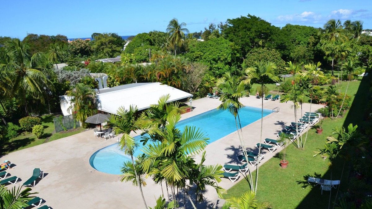 Halcyon Heights Apartment | Beautiful 4th.floor condo with pool and spectacular sunsets and ocean view