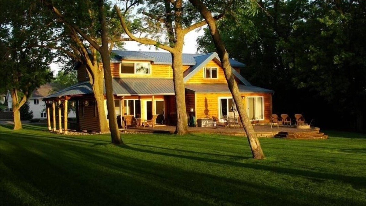 Alexandria House | Beautiful 5,000 square foot Home on quiet lake in Alexandria