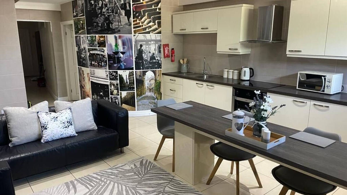 Huyton Apartment | Beautiful 5 bed apartment with outdoor courtyard, sleeps 8