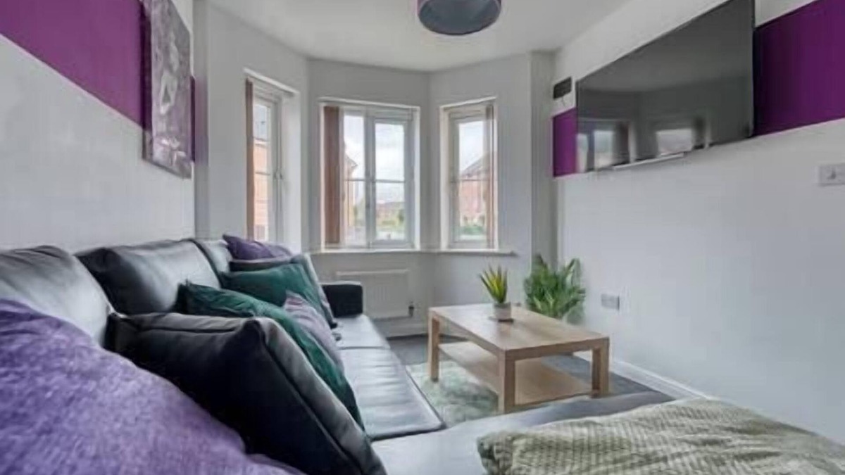 Coventry House | Beautiful 5 Bed House Free WIFI