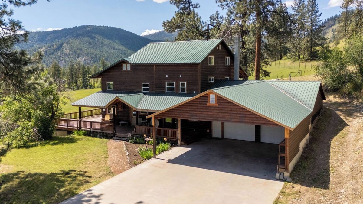 Kettle Falls House | Beautiful 5-bedroom log home with spacious rooms and rustic charm.