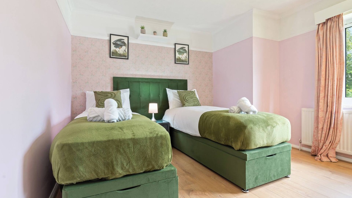 Aylesbury House | Beautiful 5 Bedroom House with free parking,penn rd