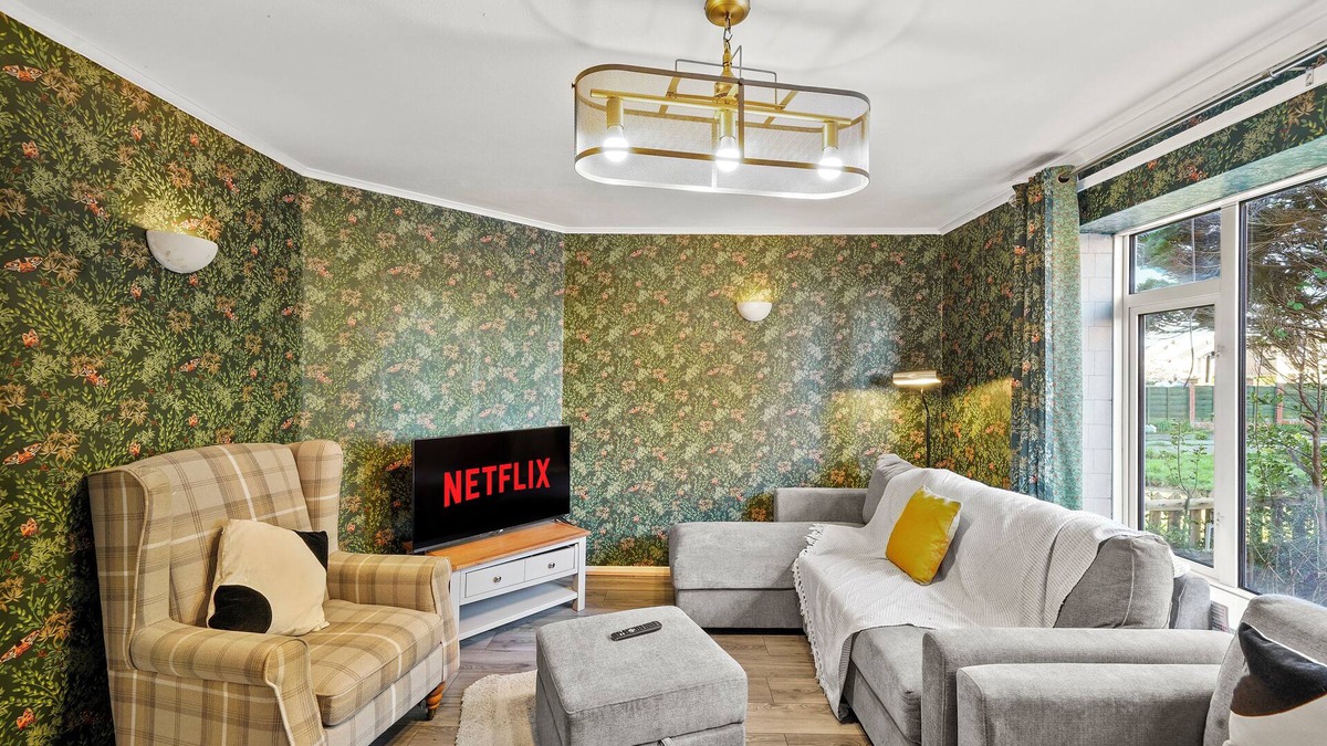 Aylesbury House | Beautiful 5 Bedroom House Free Parking, Aylesbury