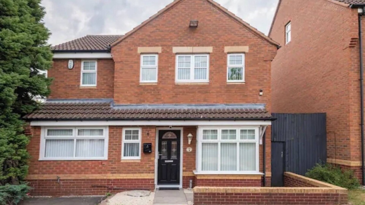 Marston Green House | Beautiful 5 Bedroom Home With Parking Near NEC and BHx