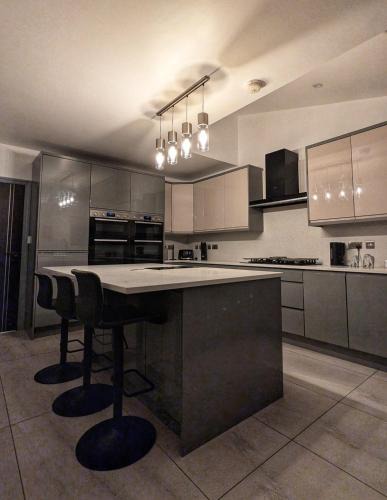 Levenshulme House | Beautiful 5 Bedroom Home Sleeps 12 people in Manchester