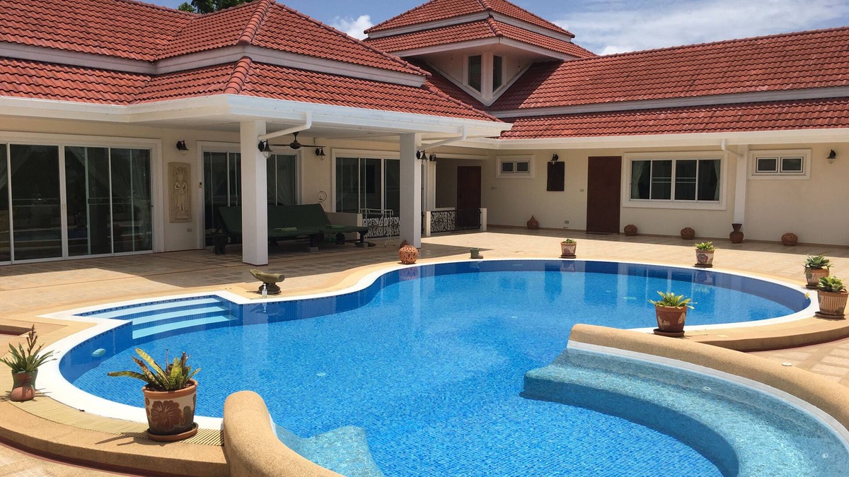 Nong Prue House | Beautiful 5 Bedroom house in a secure Pattaya village , + private swimming pool