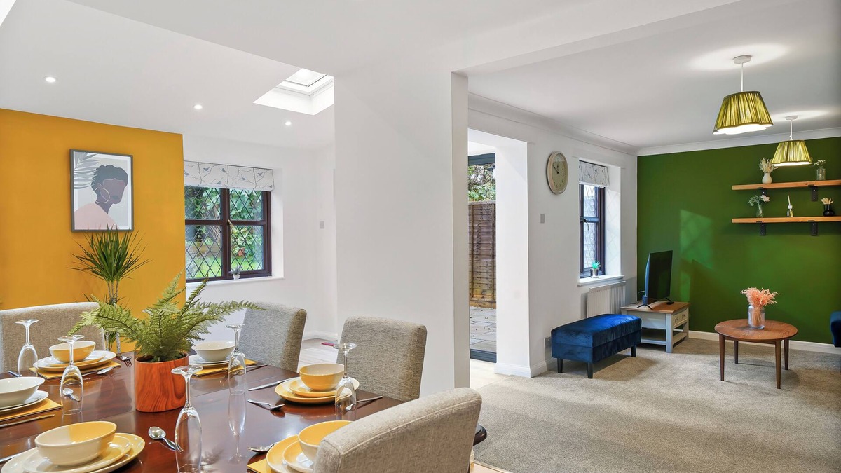 Hartwell House | Beautiful 5 bedroom house in Stone,Aylesbury, 2 Free parking