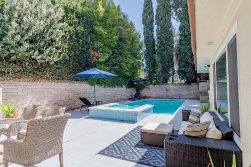 Sherman Oaks House | Beautiful 5 bedroom sleeps16 pool Universal
