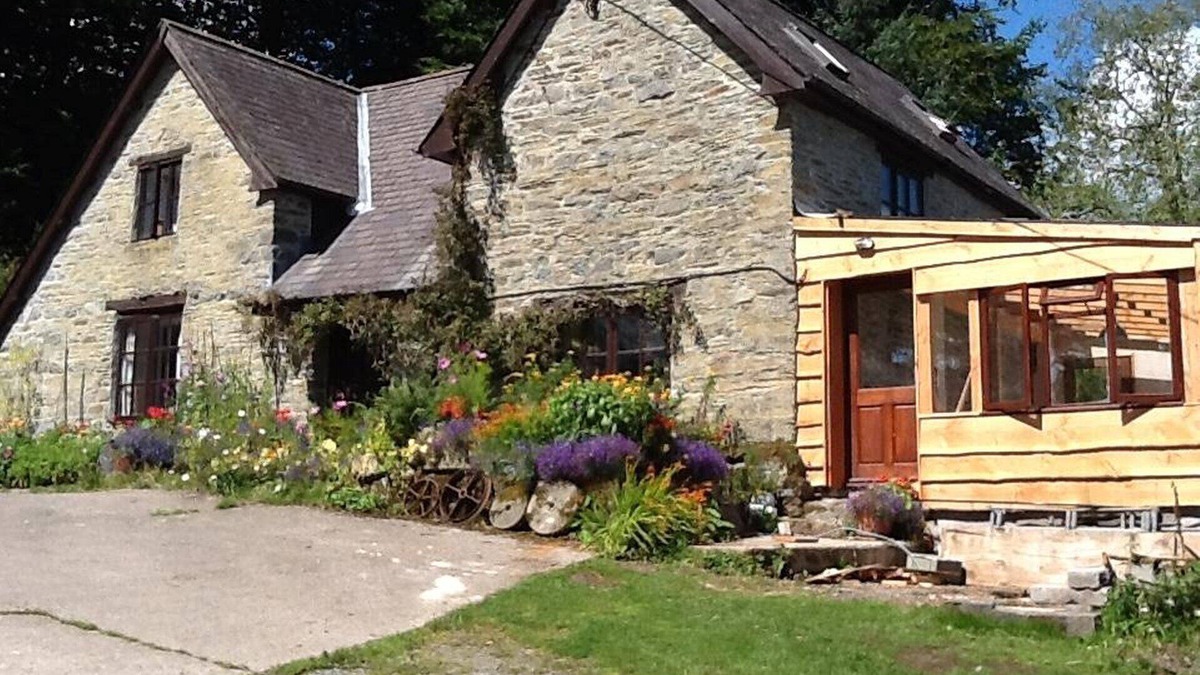 Trefeglwys House | Beautiful 500 year old Farmhouse full of charm and character with wood burner.