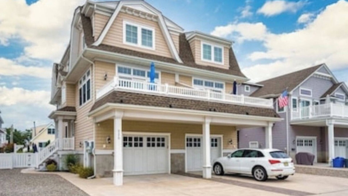 Avalon House | Beautiful 5BR Avalon Townhome w/HeatedPool- Steps to Shops, Dining, Beach & Bay!