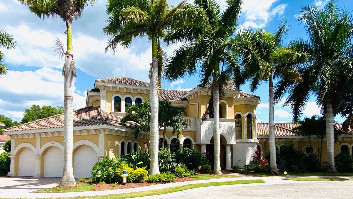 Vamo House | Beautiful 5BR Pool House in a Gated Waterfront Community minutes to beach