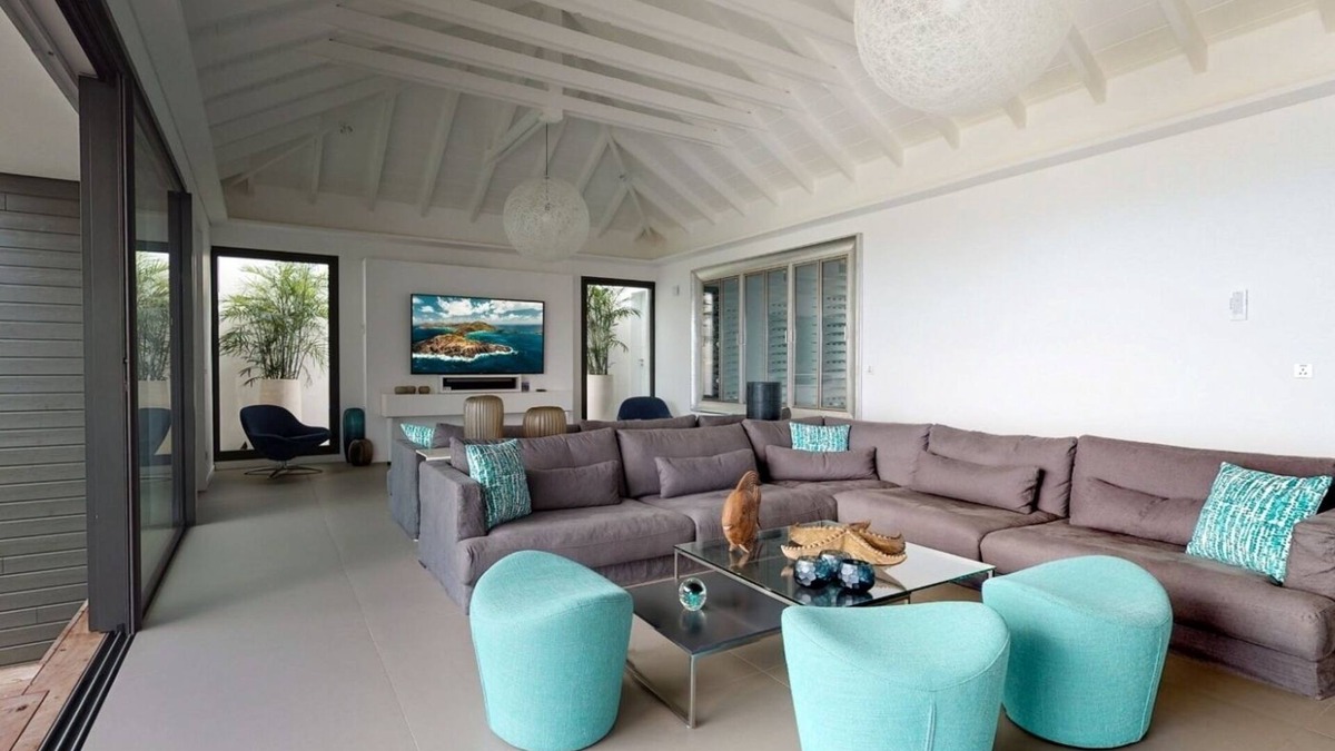Terre Neuve Villa | Beautiful 6 BDRM Contemporary Villa w Jacuzzi