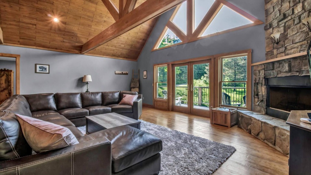 Salamanca House | Beautiful 6 bedroom Ellicottville Chalet