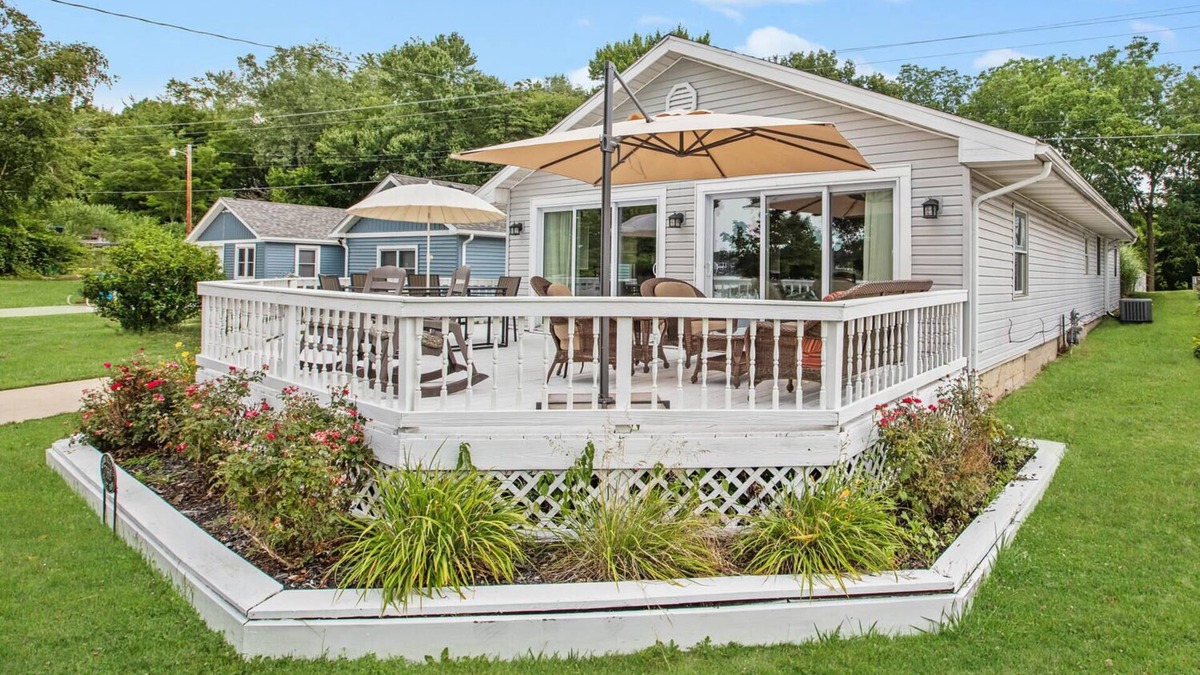 Union House | Beautiful 6 bedroom lake house with pontoon available for rent