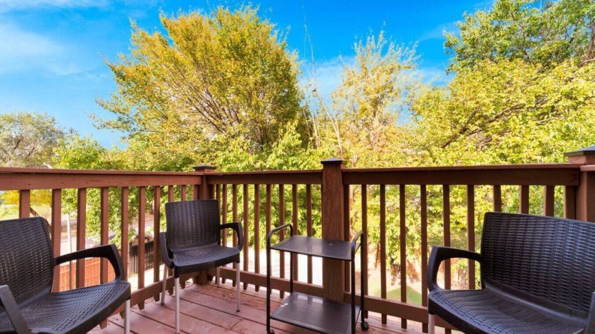 Greater Grand Crossing House | Beautiful 6-bedroom, Private Mansion with Hot Tub