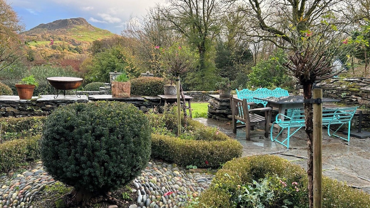 Criccieth House | Beautiful 7 Bedroom 14th Century Manor House with large private gardens