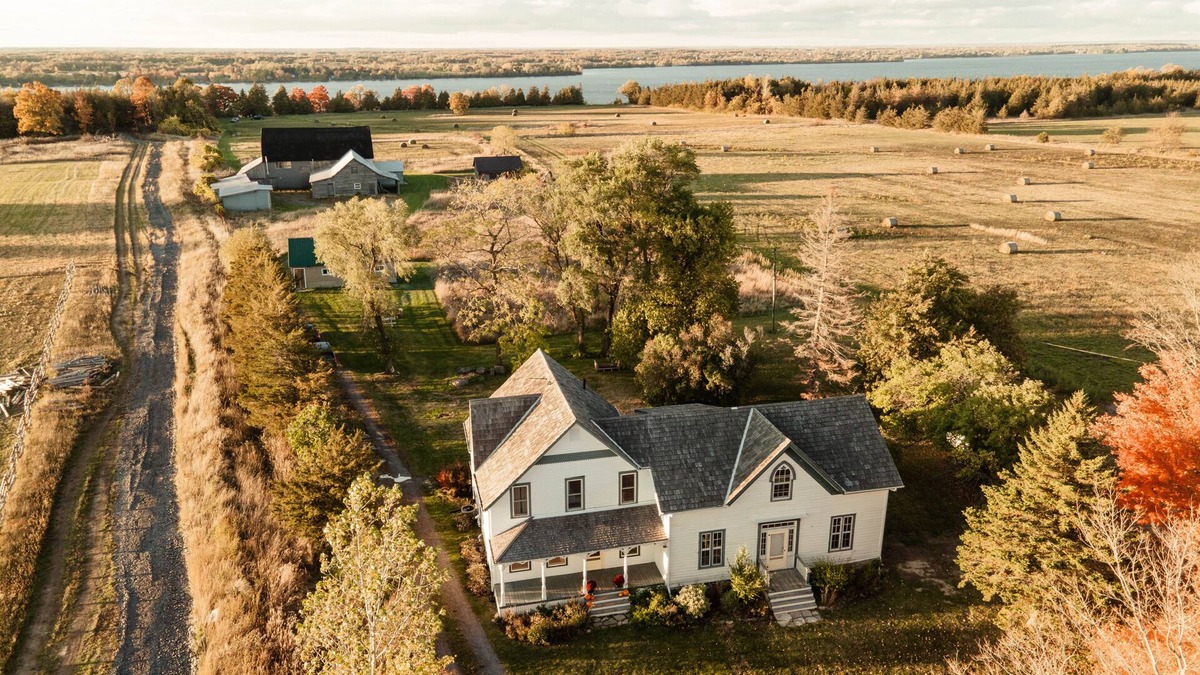 Bongard House | Beautiful 7BR Country Farmhouse with Yoga Studio