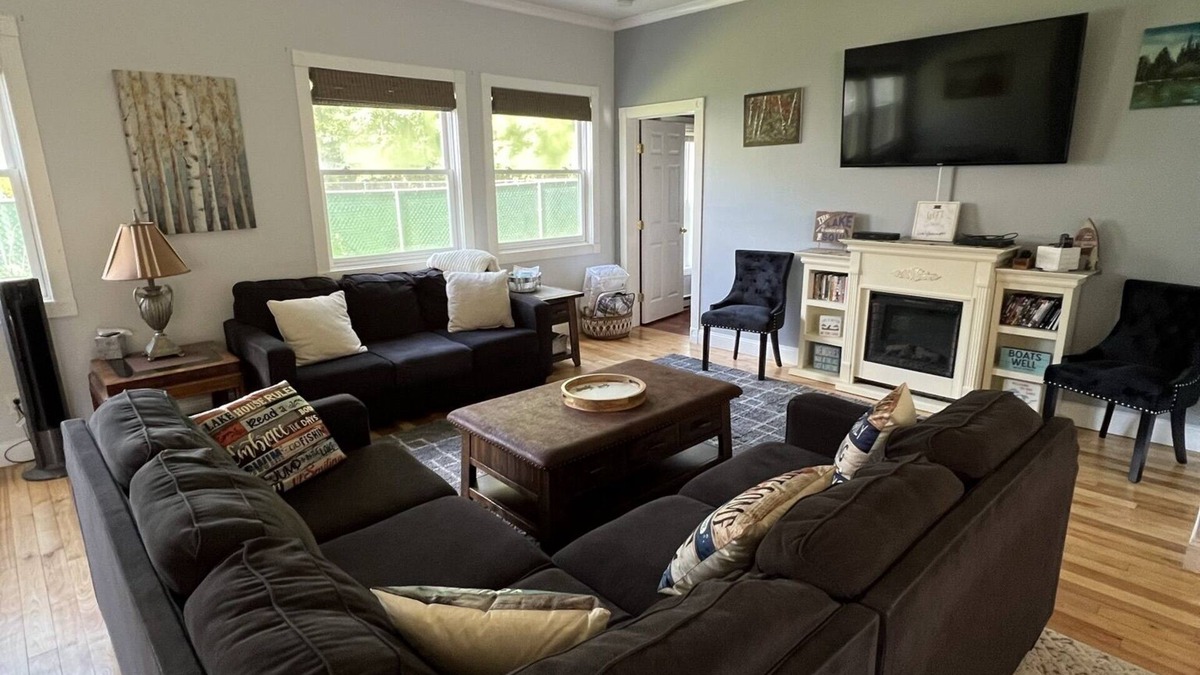 Pittsfield House | Beautiful 8 Bedroom, Walk to Lake, Jetted Hot Tub, Fireplace, & Pool Table