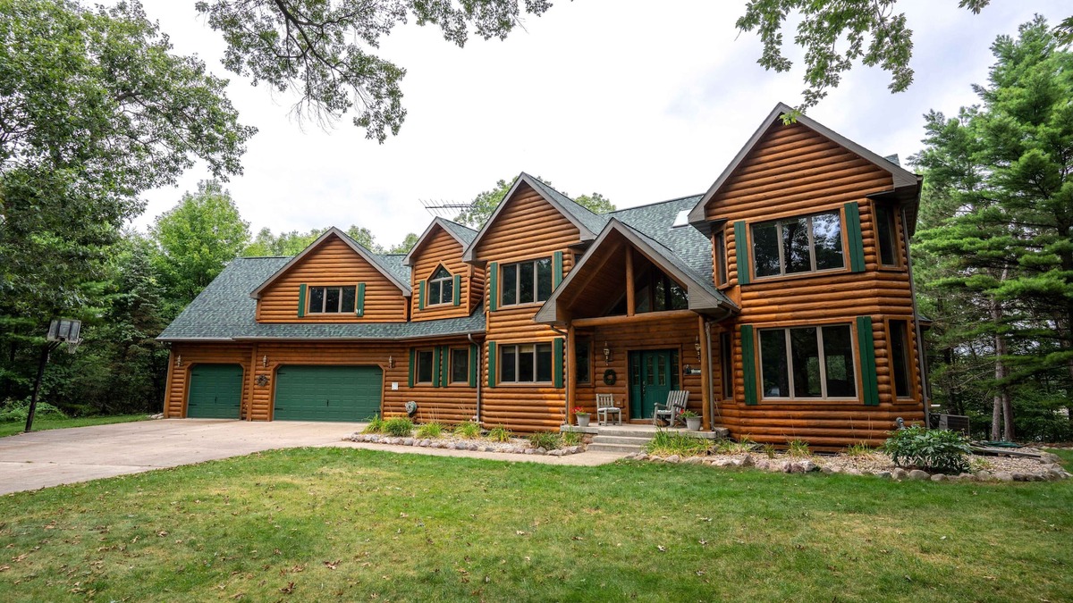 Wild Rose House | Beautiful 8000 Sq. Ft. Log Home With 250 Feet Of Private Frontage on Kusel Lake