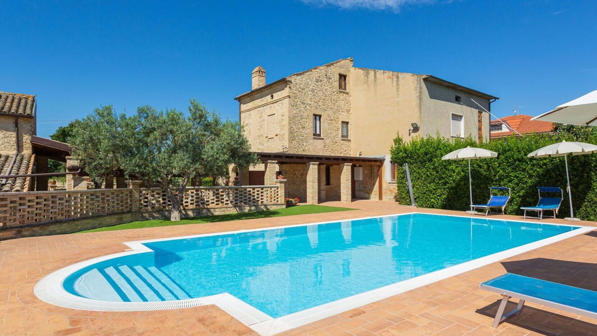 Crecchio House | Beautiful apartment in villa for 12 people with pool, TV, terrace and parking