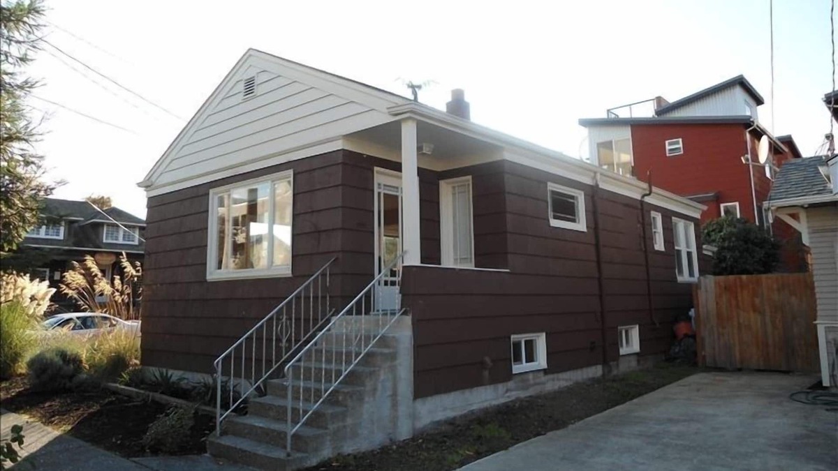 Alki Cottage | BEAUTIFUL ALKI BEACH COTTAGE 1/2 BLOCK TO BEACH 2 BR + 2 BATH
