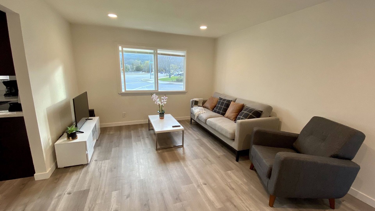 Noddin House | Beautiful and Bright 2/1 Bedroom Bath w/85 MB Wifi & Samsung Smart TV