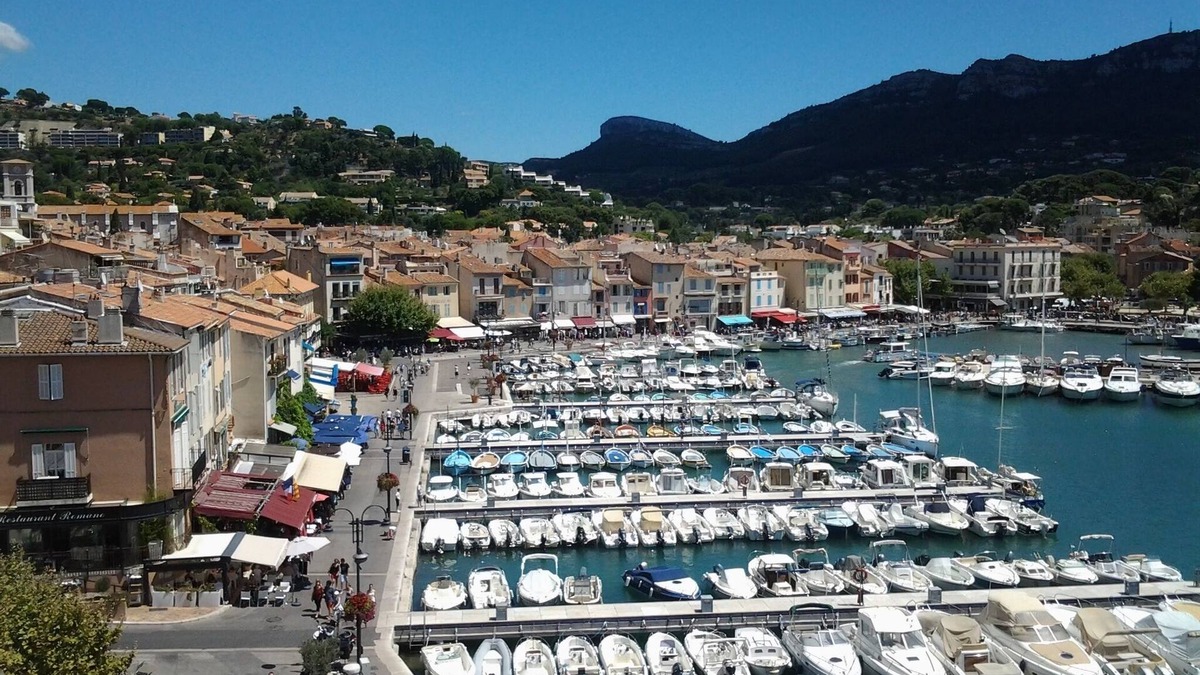 Cassis Apartment | Beautiful and bright apartment with lovely view of Cassis Bay and feet in water