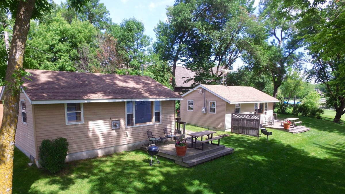 South Haven Cabin | Beautiful and Clean 2 Bedroom Cottage on Clearwater Lake