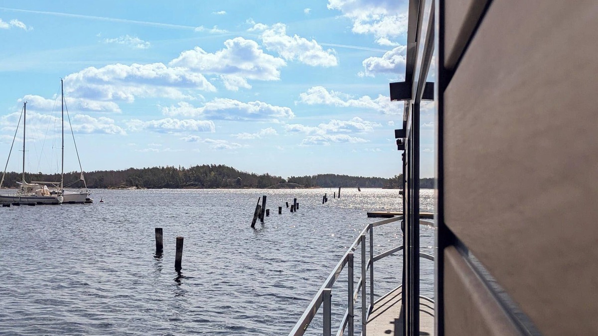 Blankaholm Boat Rental | Beautiful and compact houseboat in a quiet location near Blankaholm.