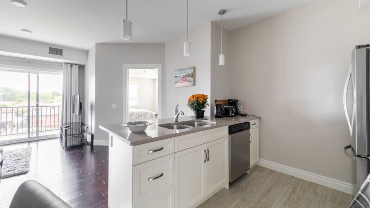 Riverside Condo | Beautiful and Elegant Executive Rental for Longer term stays. 2 BR, 2 Bath.