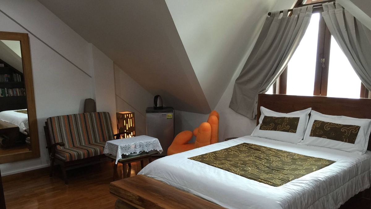 Ang Mo Kio House | Beautiful and large Balinese room for rent