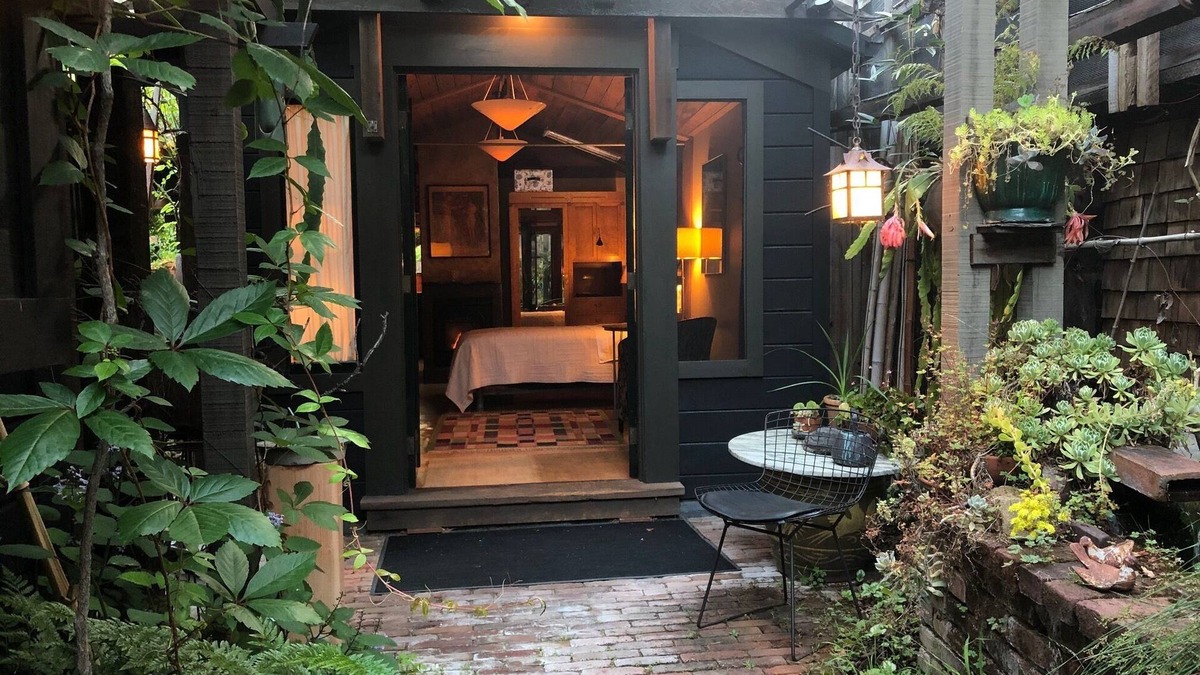Alameda Cottage | Beautiful and Lush Hidden Wisteria Getaway