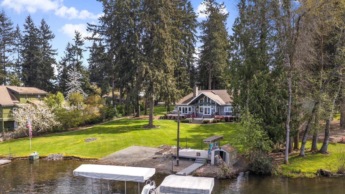 Fort Lewis House | Beautiful and Luxury Family Friendly Lakefronts Home