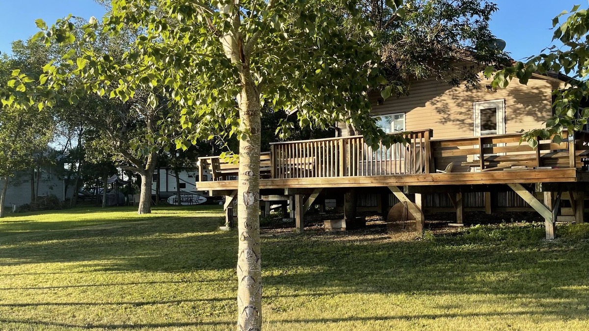 Saint Ambroise Cottage | Beautiful and Newly Renovated Lakefront Cottage on Lake Manitoba