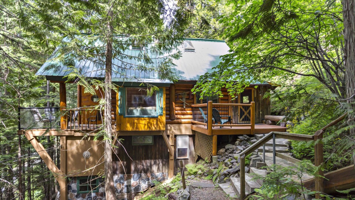 Nelson Ski Chalet | Beautiful And Private Mountainside Log Cabin - Hot Tub And 10 Min From Nelson